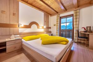 A bed or beds in a room at Niederkoflhof Wollbach