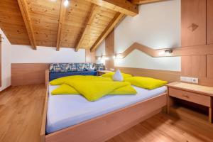 A bed or beds in a room at Niederkoflhof Wollbach