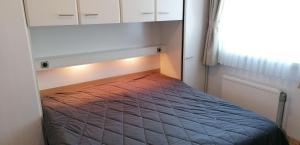 una piccola camera con un letto in una stanza di Sylter-Besserburg-App11 a Westerland