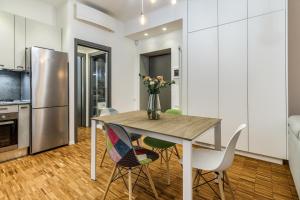 eine Küche und ein Esszimmer mit einem Tisch und Stühlen in der Unterkunft BePlace Apartments in Isola in Mailand