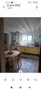 eine Küche mit einem Tisch und eine Küche mit gelben Schränken in der Unterkunft Maison de tout vent in Pierrefonds