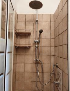 ナルニにあるCasale del Tempo Lentoのバスルーム(シャワー、シャワーヘッド付)が備わります。