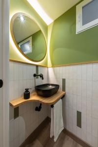 a bathroom with a sink and a mirror at Precioso loft con bañera de isla in Alcoy