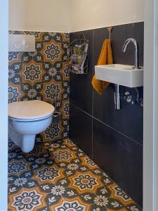 a bathroom with a toilet and a sink at B&B Het goudklompje in Hengelo +14 photos