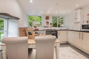 Dapur atau dapur kecil di Bluebell Wood Cottage - with hot tub!