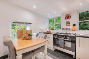 Majoituspaikan Bluebell Wood Cottage - with hot tub! keittiö tai keittotila