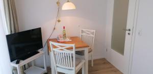 ヴェスターラントにあるSylter-Besserburg-App-10の小さなテーブル(テレビ、テーブル、椅子付)