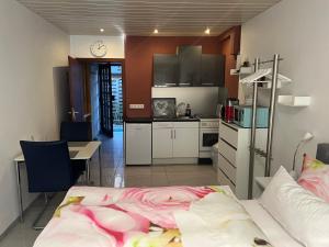 una camera con letto e una cucina con tavolo di Apartmentvermietung Meerbusch a Meerbusch