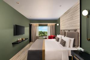 una camera d'albergo con letto e TV di Vivanta Meghalaya Shillong a Shillong