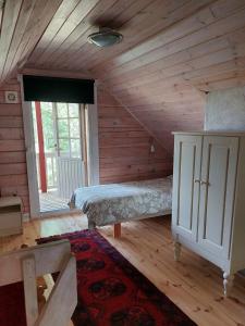 a bedroom with two beds in a wooden cabin at Uttis Home in Nauvo