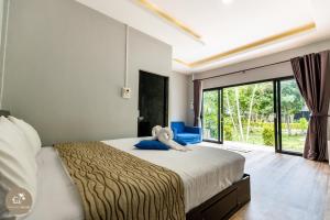 Un pat sau paturi într-o cameră la Pak Nam Resort