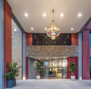 a large lobby with a chandelier hanging from the ceiling at Best Western Plus Al Qurayyat City Center in Al Qurayyat