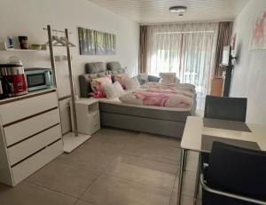 una camera da letto con un letto, un tavolo e delle sedie di Apartmentvermietung Meerbusch a Meerbusch Altre 4 foto