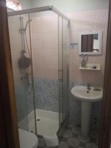 y baño con ducha, aseo y lavamanos. en Micaval Residential en São Tomé