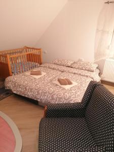 um quarto com 2 camas e um sofá em SIMIĆ planinska kuća em Divčibare