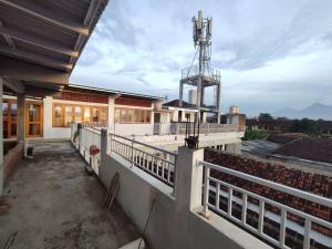 Elle offre une vue sur un balcon d'un bâtiment. dans l'établissement Kost or Pasutri Rooftop Pogung Dalangan Sleman, à Kejayan