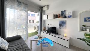 Televízia a/alebo spoločenská miestnosť v ubytovaní Grazioso appartamento al Bristol Sunset Vista