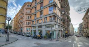 un edificio alto en una calle de la ciudad con gente caminando en B&B Civico Cinque, en Salerno