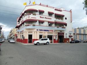 a white car parked in front of a building at Hotel Discovery in Santo Domingo