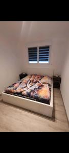 ein Schlafzimmer mit einem Bett in einem Zimmer mit einem Fenster in der Unterkunft Gîte climatisé avec Jardin privatif in Pignans
