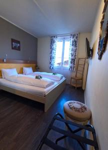 Ένα ή περισσότερα κρεβάτια σε δωμάτιο στο Alpenrose Hotel and Gardens