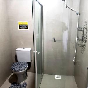 ピニェイラにあるMorada Flores de Alaíde - Pinheiraのバスルーム(トイレ、ガラス張りのシャワー付)