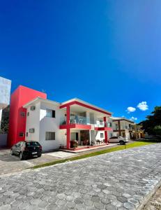 塞古羅港的住宿－Casa Mutá，停车场内一排有汽车的房屋