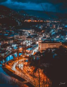 Vista generica su Sarajevo o vista sulla città dall'interno del motel