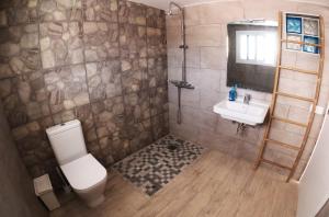 La salle de bains est pourvue de toilettes et d'un lavabo. dans l'établissement La casa de la playa, à Las Palmas de Gran Canaria