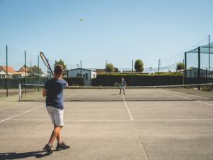 Tenis a/nebo squash v ubytování Camping Les Garennes nebo okolí