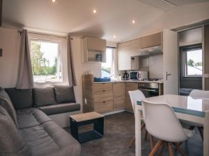 Kuchyň nebo kuchyňský kout v ubytování Camping Les Garennes