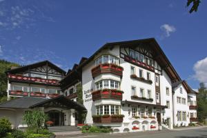 um grande edifício branco com muitas janelas e varandas em Romantik Landhotel Doerr em Bad Laasphe