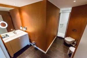 a bathroom with a sink and a toilet at Hotel Zum Zeppelin Hamburg in Hamburg