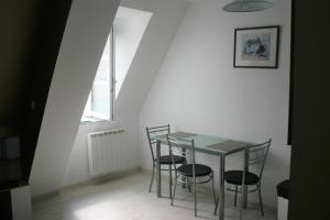 een tafel en stoelen in een kamer met een raam bij studio9 in Ault