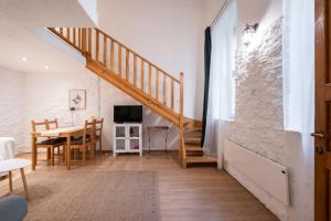 Televízia a/alebo spoločenská miestnosť v ubytovaní Innova Vision Apartment