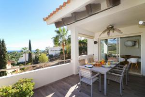 een eetkamer met een tafel en stoelen op een balkon bij Duplex Penthouse in Rio Real Golf, Marbella in Marbella