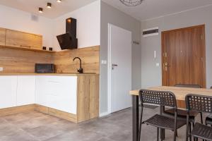 Kuchyň nebo kuchyňský kout v ubytování Apartament JANTAR Jagiellońska 6C Darłówko DreamHouse nad morzem