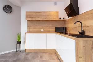 Kuchyň nebo kuchyňský kout v ubytování Apartament JANTAR Jagiellońska 6C Darłówko DreamHouse nad morzem