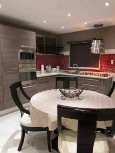 Virtuvė arba virtuvėlė apgyvendinimo įstaigoje Beautiful house in Sabana Basora Aruba!
