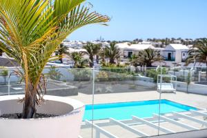 Bazén v ubytování The Ocean View Senator modern apartment nebo v jeho okolí