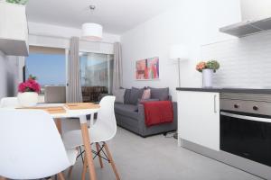 Kuchyň nebo kuchyňský kout v ubytování The Ocean View Senator modern apartment