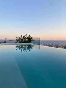 a swimming pool with a view of the ocean at Hotel Primavera Park in Benidorm