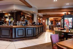 Фоайе или бар в Toby Carvery Strathclyde, M74 J6 by Innkeeper's Collection