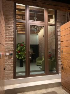 Al Pozzo di Luce Venezia Suites في البندقية: باب زجاجي منزلق في منزل مع غرفة معيشة