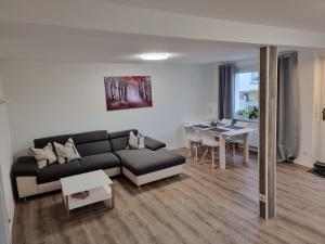 O zonă de relaxare la Gästehaus-Ferienwohnung-Appartement mit Terrasse - Nähe Kliniken/ Herzzentrum
