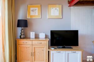 Televízia a/alebo spoločenská miestnosť v ubytovaní COZY COTTAGE by Design Studio