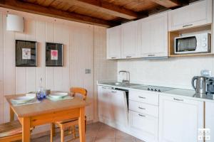 Kuchyň nebo kuchyňský kout v ubytování COZY COTTAGE by Design Studio