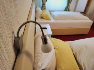 フォルバックにあるRoom in BB - Pension Forelle - double roomのベッド1台(壁にランプ付)