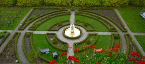 Κήπος έξω από το Alpenrose Hotel and Gardens
