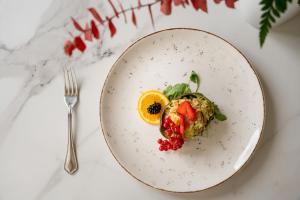 un plato de comida en una mesa con un tenedor en Hotel Lalla Beauty & Relax, en Cesenatico